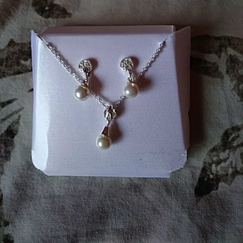 Necklace and earrings set